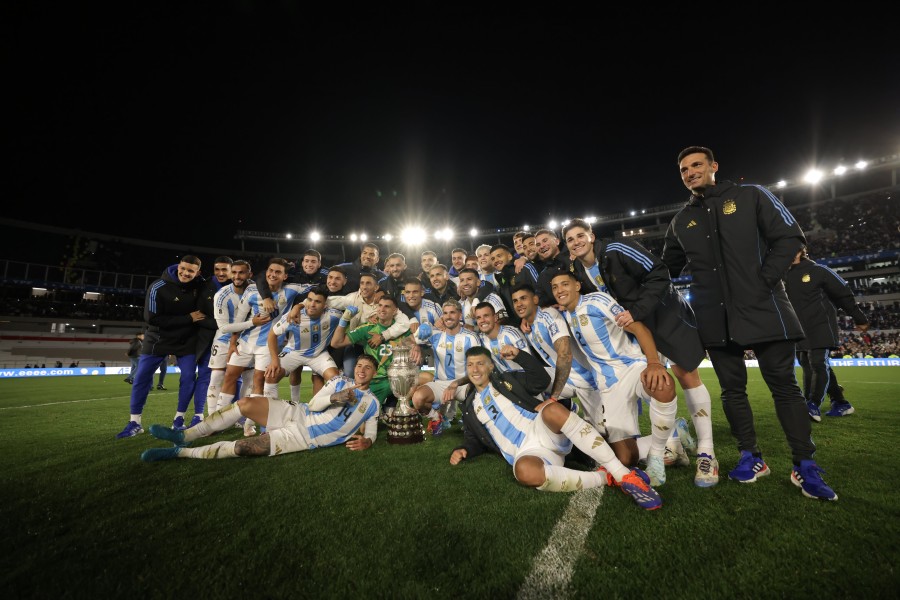 Tras vencer a Chile, Scaloni y los jugadores presentaron la flamante Copa Am&eacute;rica conquistada en Estados Unidos.