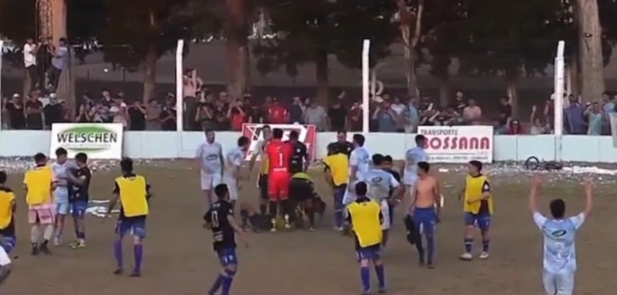 LA PARCIALIDAD DE RAMONA ARROJ&Oacute; DE TODO AL TERRENO DE JUEGO