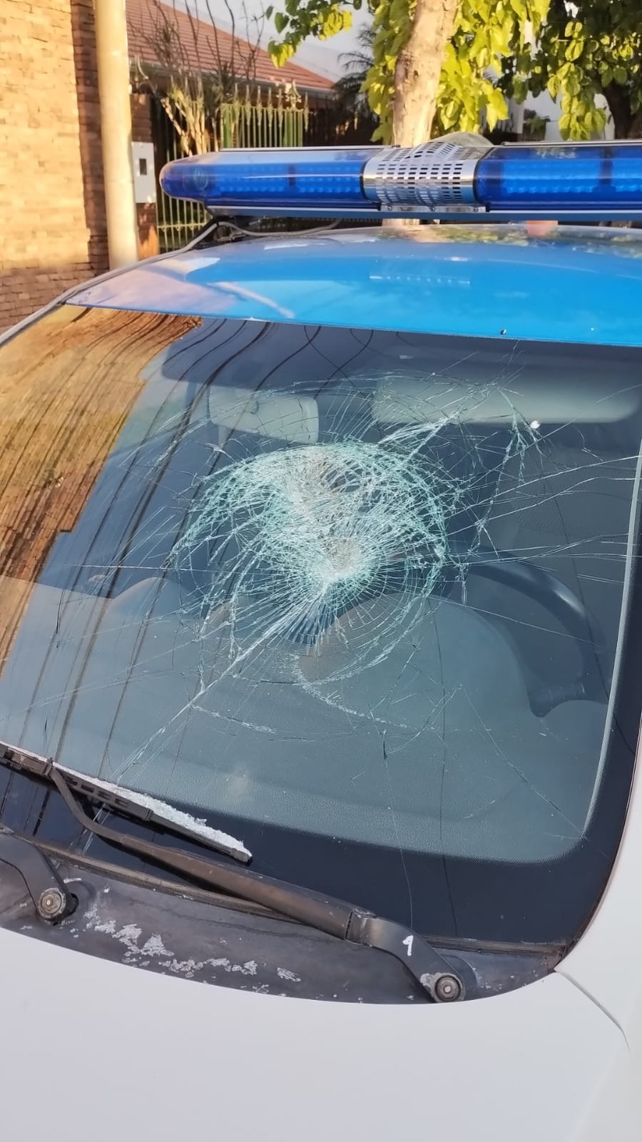 El m&oacute;vil de GUR con su parabrisas destrozado por el lanzamiento de un proyectil.