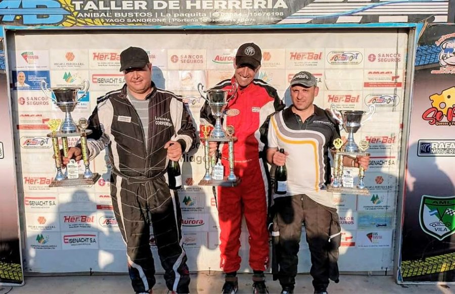 Luciano Correnti (2&deg;), Cristian Molardo (1&deg;) y Mat&iacute;as Franco (3&deg;) en el podio de Vila.