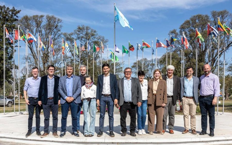 Las autoridades en el principal paseo p&uacute;blico de la localidad.