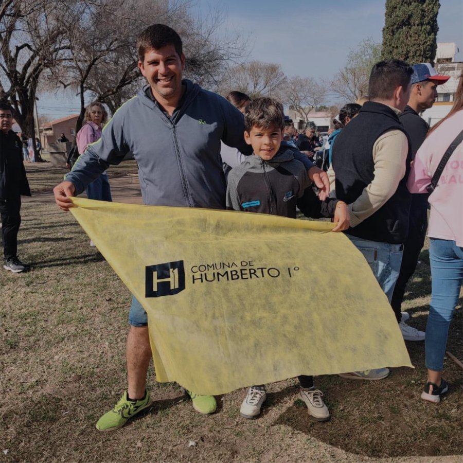 El campe&oacute;n humbertino exhibiendo un banner comunal.