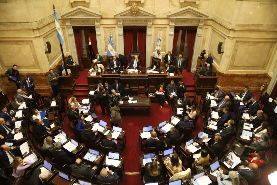 El Senado busca controlar que sus empleados efectivamente vayan y se queden a trabajar.