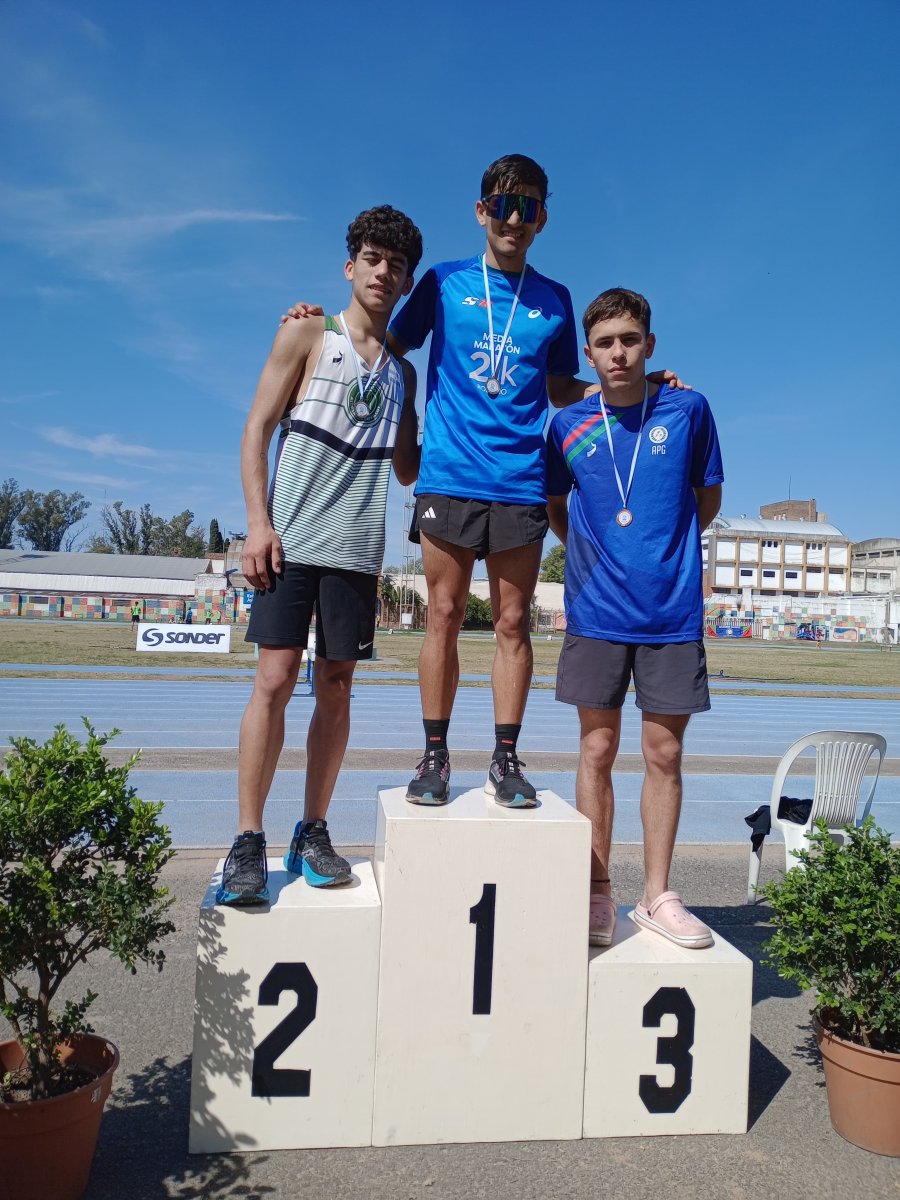 GANADOR./ Benjam&iacute;n Castillo Molina en lo m&aacute;s alto del podio.