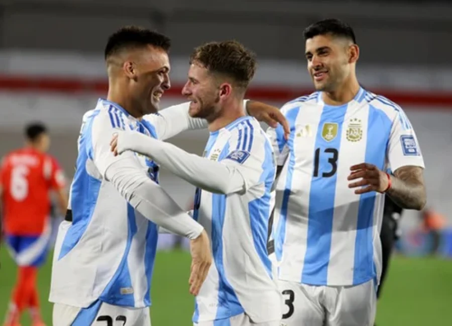 FIGURAS. Lautaro Mart&iacute;nez y Cristi&aacute;n Romero ser&aacute;n titulares mientras que Alexis Mac Allister esperar&aacute; en el banco.