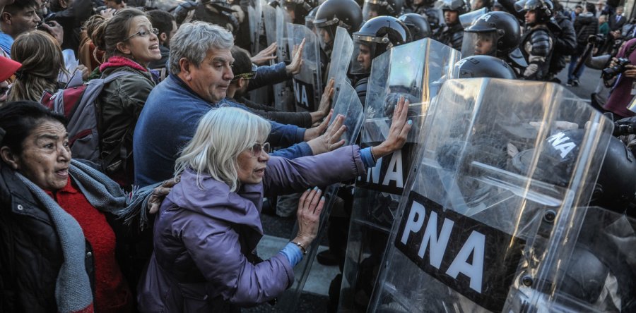 Marcha en contra del veto presidencial a la Ley de Movilidad Jubilatoria.