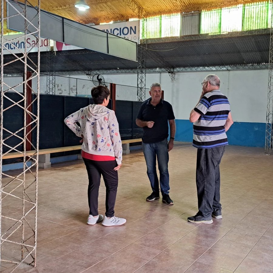 Un instante de la recorrida por las canchas de bochas.