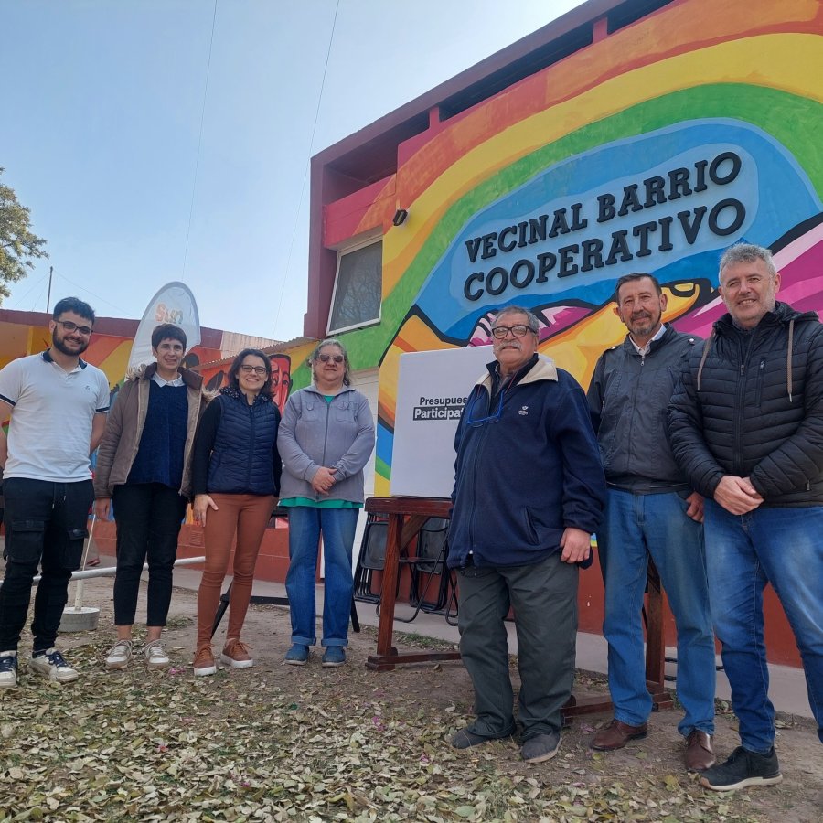 Autoridades municipales y barriales en la primera asamblea concretada.