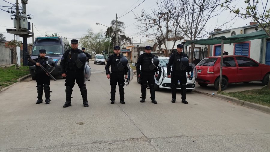 Efectivos de la Polic&iacute;a Federal local en el marco de los allanamientos matutinos.