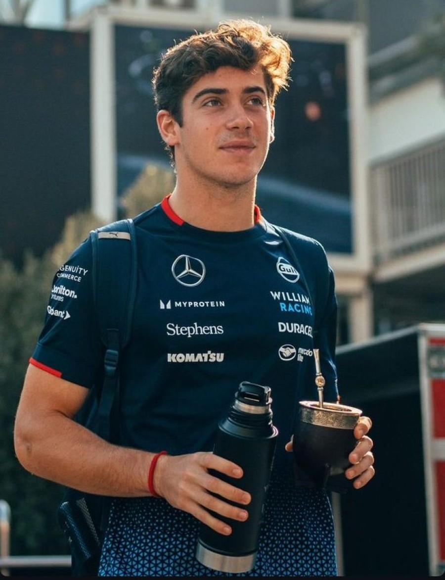 Franco Colapinto al llegar hoy al circuito de Bak&uacute;.