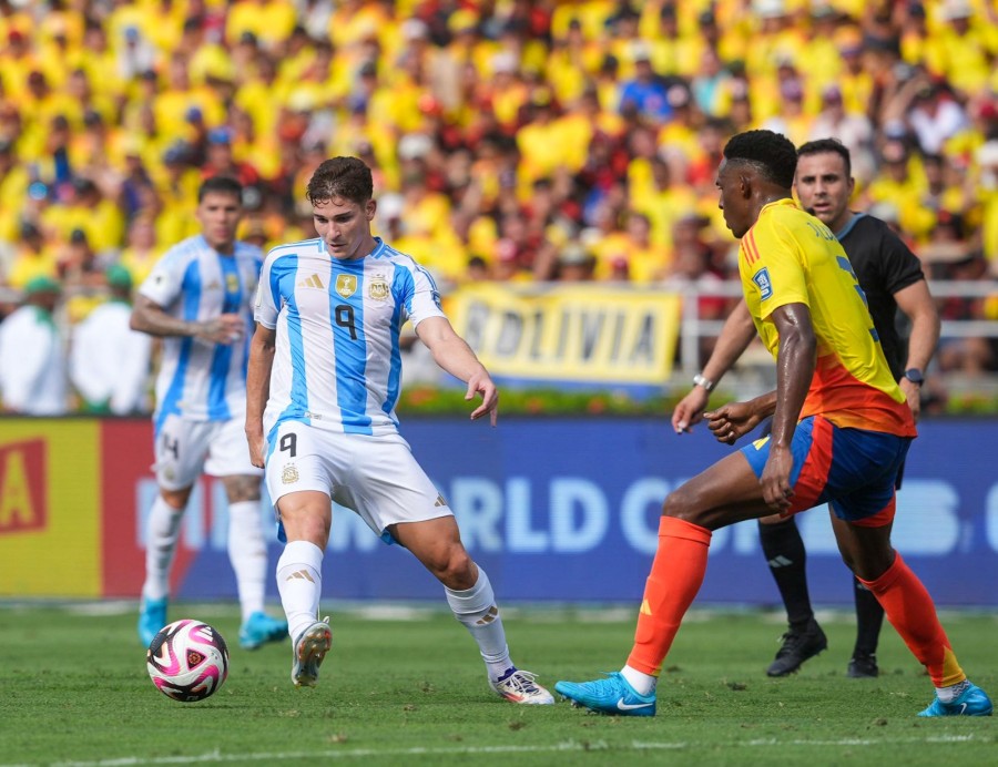 FIGURA. Juli&aacute;n Alvarez realiz&oacute; un gran desgaste para presionar y forzar el error de Colombia en la salida.