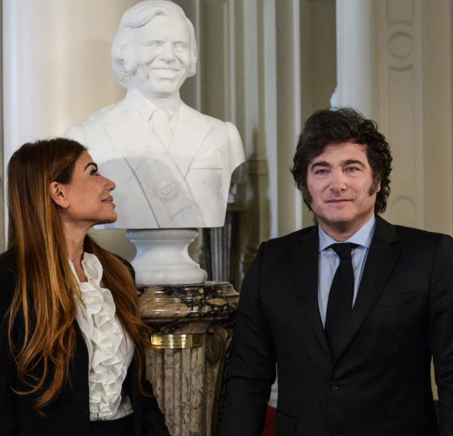 HOMENAJE. Milei encabez&oacute;, a mediados de mayo, el acto de colocaci&oacute;n del busto del ex mandatario Carlos Sa&uacute;l Menem en el Hall de Honor de la Casa Rosada