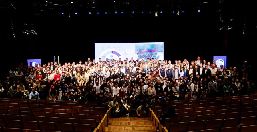 HAY EQUIPO. Productores, dirigentes, empresarios y jóvenes dejaron bien alta la bandera del cooperativismo.