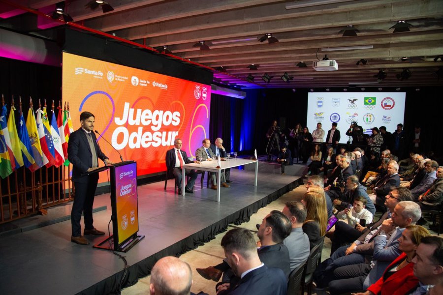 PRESENTACI&Oacute;N. El Gobernador Maximiliano Pullaro dirigi&eacute;ndose a las autoridades el mi&eacute;rcoles en Rosario.