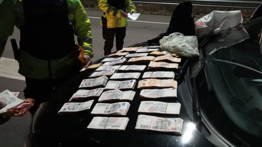 EFECTIVO. En el auto requisado encontraron una mochila con m&aacute;s de tres millones y medio de pesos y dieciocho mil d&oacute;lares.