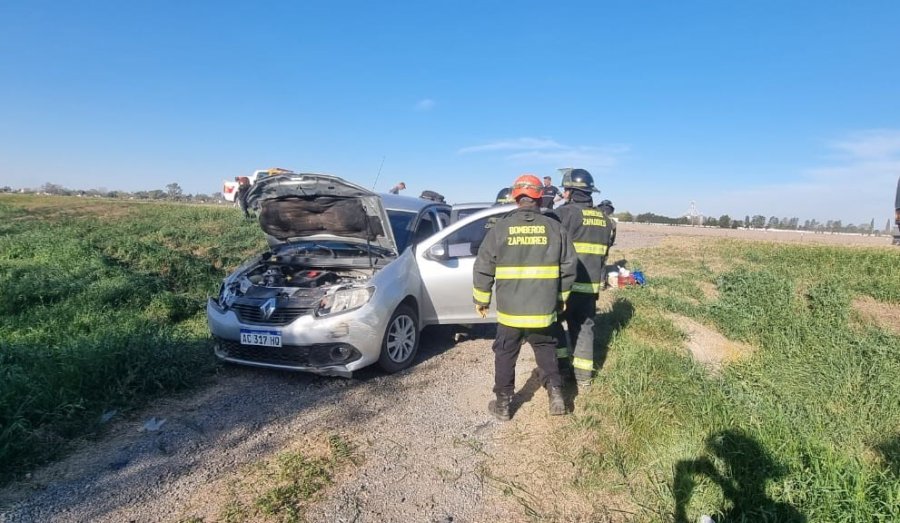 ACCIDENTE Y PASTURAS. Una mujer quedó atrapada dentro de un auto en un accidente y fue rescatada. Por otra parte, como de costumbre, hubo incendio de pasturas.