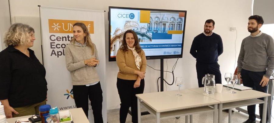 EN UNRAF. Mariel L&oacute;pez, Cecilia Guti&eacute;rrez, Emilce Terr&eacute;, Lautaro Zanini y Franco Ramseyer durante la presentaci&oacute;n.