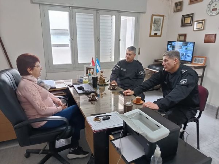 Las titular comunal con los reprsentantes de la fuerza policial.