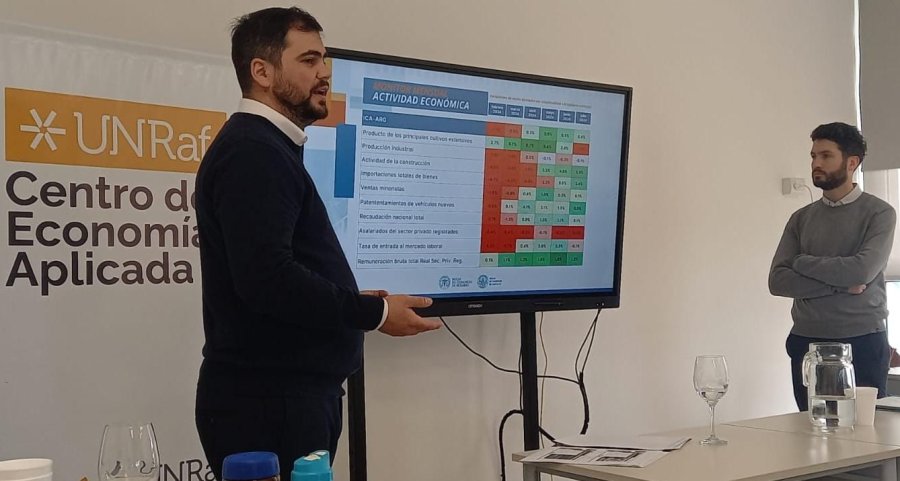 Lautaro Zanini y Franco Ramseyer al analizar los resultados de los &uacute;ltimos informes elaborados por el CICEc. (FOTO LA OPINI&Oacute;N)