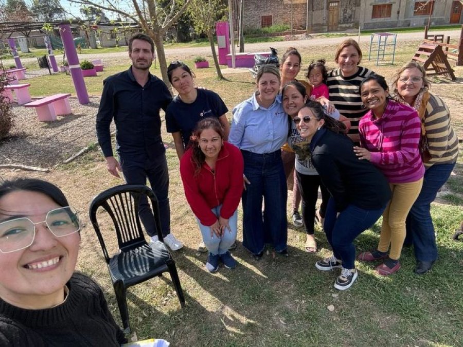Aira junto a comunidad del paraje Los Sembrados.