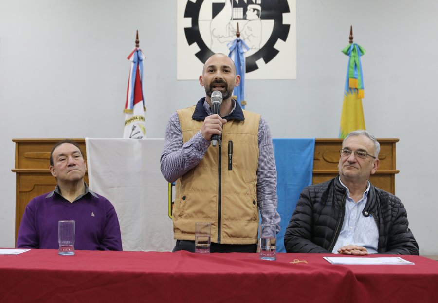 Andrés Brarda brinda su mensaje durante el acto, escoltado por Roberto Ponzetti y Alcides Calvo.