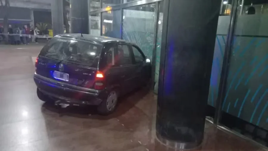 El momento en que el hombre estamp&oacute; su auto contra el frente del Banco.