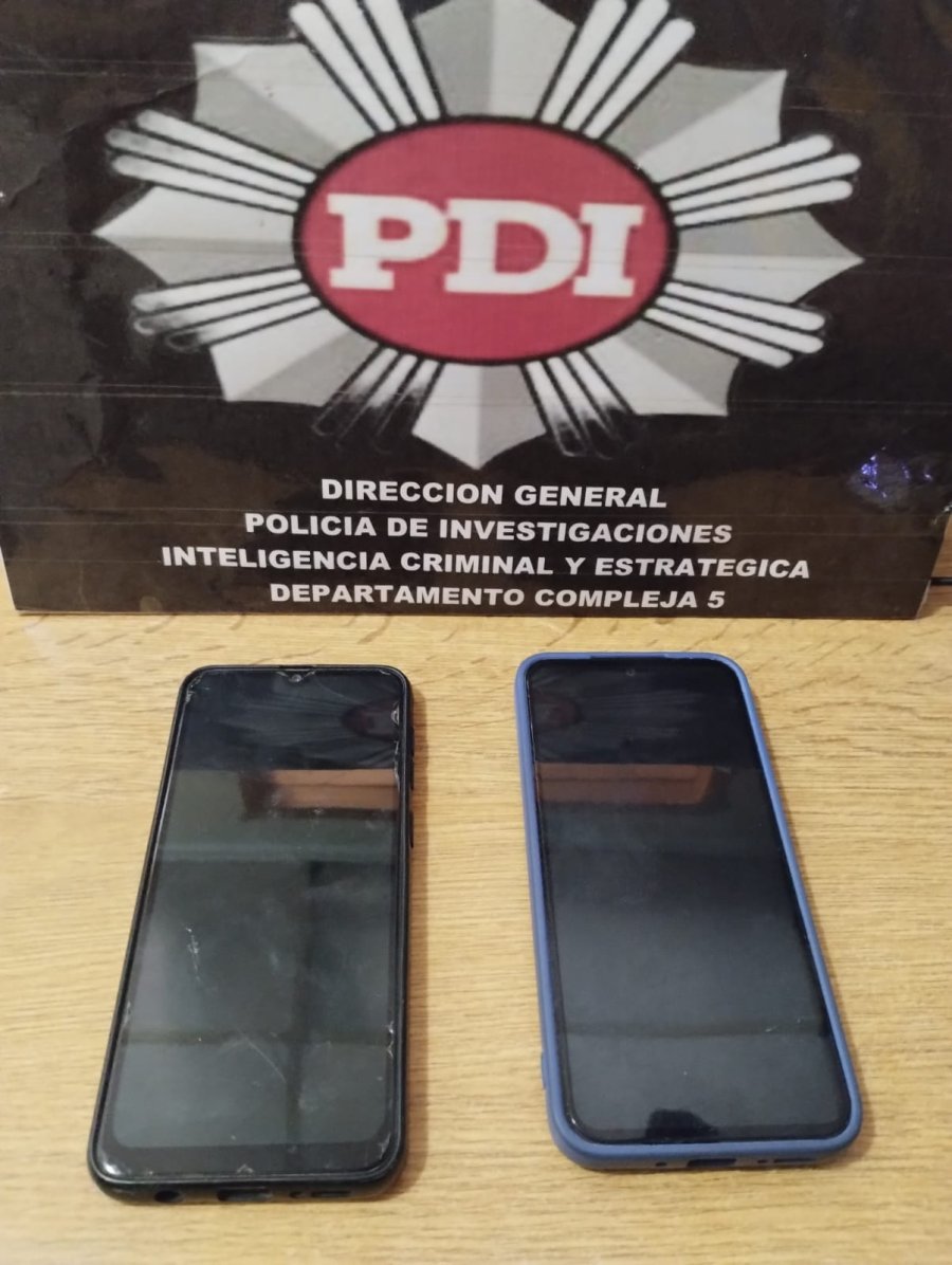 En la vivienda de la empleada se secuestraron dos tel&eacute;fonos celulares con los que presuntamente operaba los movimientos bancarios en cuesti&oacute;n.
