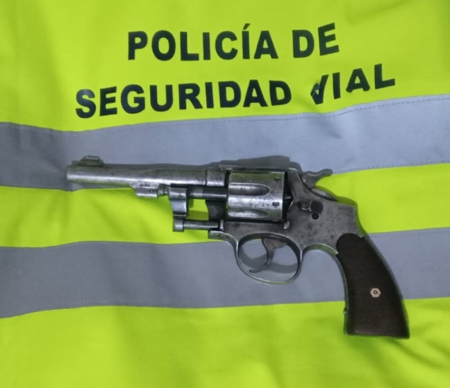 El rev&oacute;lver calibre 38, sin permisos, que fue secuestrado en el operativo.