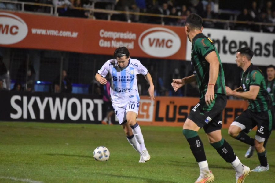 QUEDARON A MANO. Atl&eacute;tico y San Juan empataron sin goles en el Monumental.