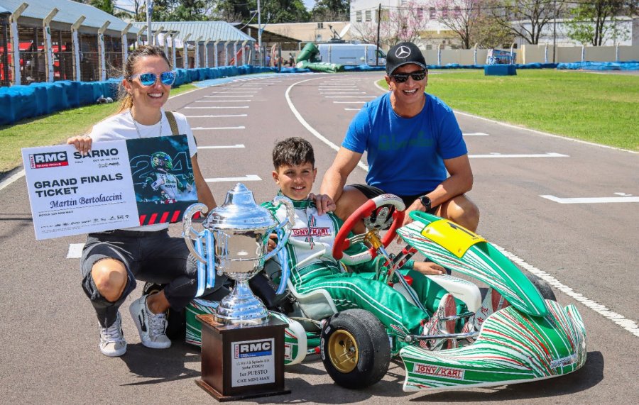 EN FAMILIA. Mart&iacute;n Bertolaccini, con Alejandra y Mario, en el kart&oacute;dromo de Formosa.