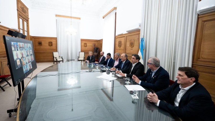 REUNION VIRTUAL. El jefe de Gabinete, Guillermo Francos, y el ministro de Econom&iacute;a, Luis Caputo, encabezaron el encuentro con los gobernadores.