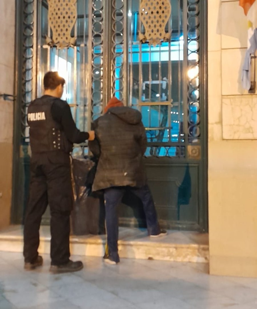 El arrestado en momentos de ingresar a la Alcaid&iacute;a de la Unidad Regional V.