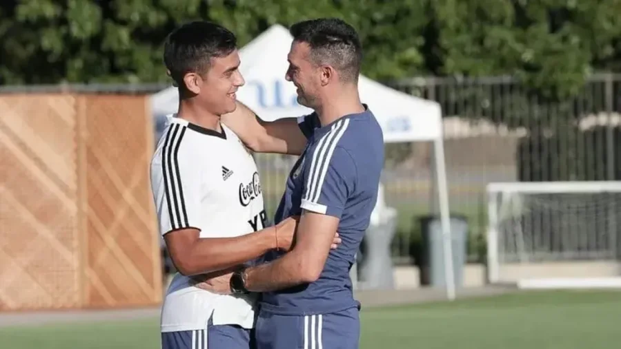Lionel Scaloni y Paulo Dybala en un entrenamiento de la Selecci&oacute;n argentina.