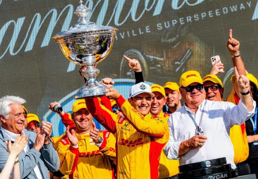 El espa&ntilde;ol Alex Palou festeja con el trofeo y su equipo en el circuito de Nashville.