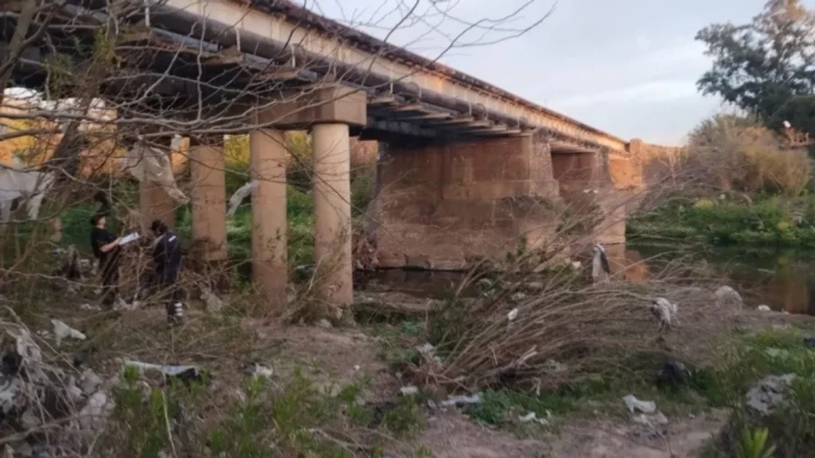 Muri&oacute; un hombre que cay&oacute; de un puente ferroviario sobre el arroyo Saladillo en Rosario.