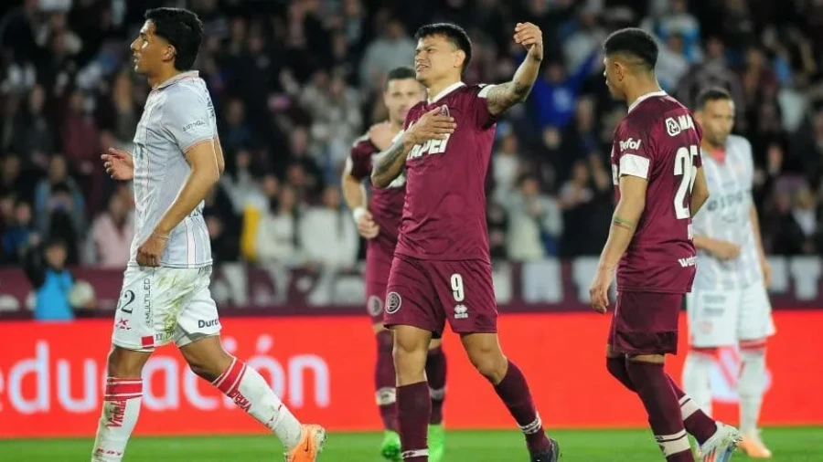 WALTER BOU. El goleador de Lan&uacute;s.