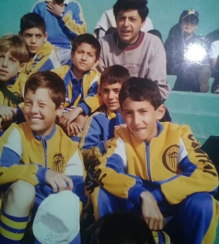 HERMOSO RECUERDO. Fideo a los 10 a&ntilde;os en la tribuna con sus compa&ntilde;eros de equipo.