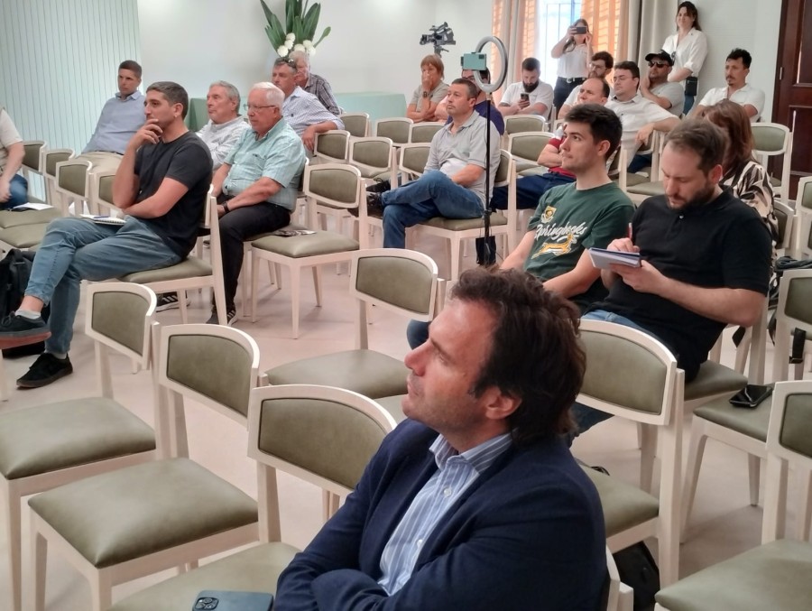 P&Uacute;BLICO. El SUM de la Rural recibi&oacute; a productores y dirigentes &aacute;vidos de informaci&oacute;n.