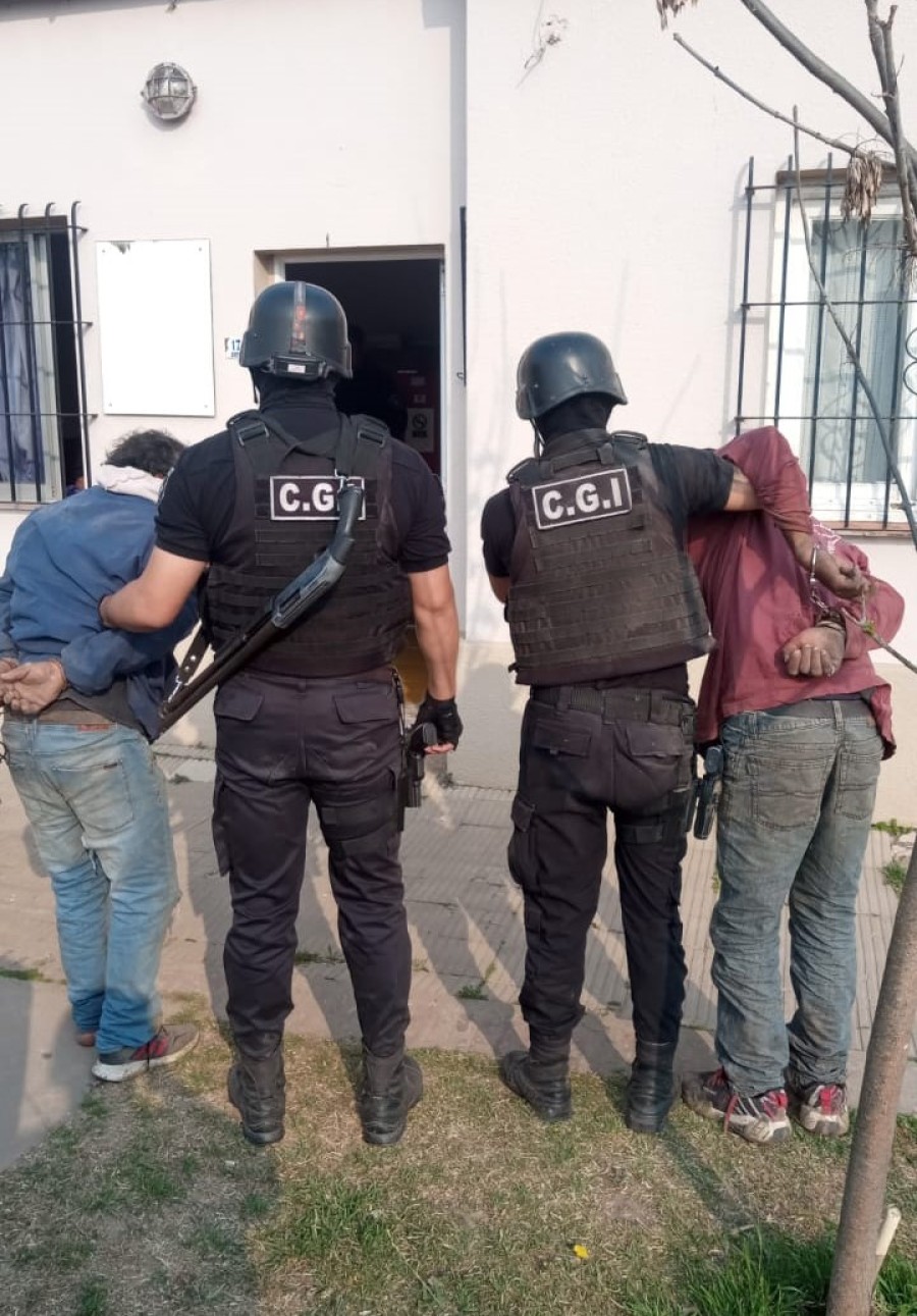 DOS DE LOS ARRESTADOS. El Cuerpo Guardia de Infanter&iacute;a arrest&oacute; a dos hombres de 45 y 34 a&ntilde;os que se encontraban ocultos en un monte de la zona.