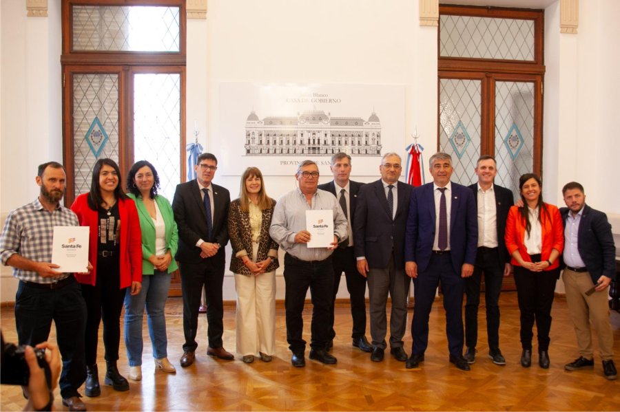 EN SANTA FE. El senador departamental, Alcides Calvo, estuvo presente en la Casa de Gobierno junto a presidentes comunales en la firma de los convenios.