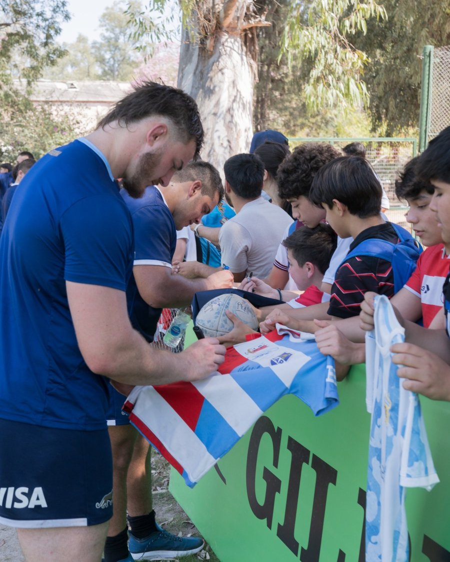 FIRMANDO AUTOGRAFOS. Recibieron el afecto del p&uacute;blico.