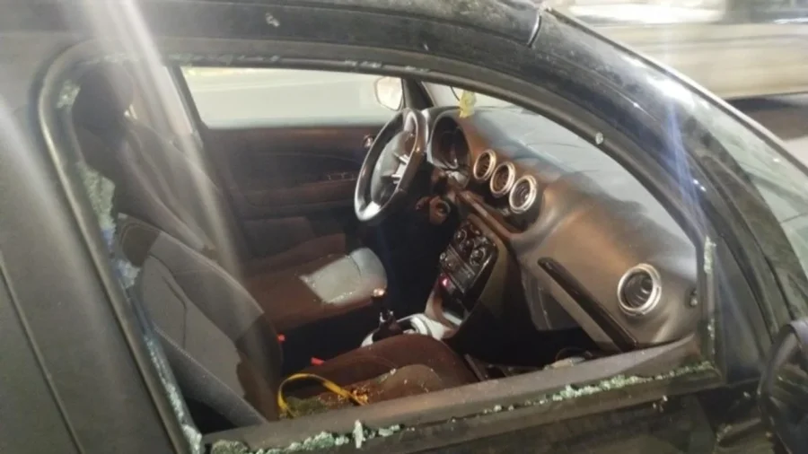 As&iacute; qued&oacute; el auto de la periodista luego del robo.