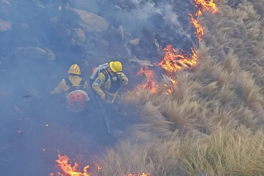 Bomberos combaten las llamas en la zona de Capilla del Monte, C&oacute;rdoba.