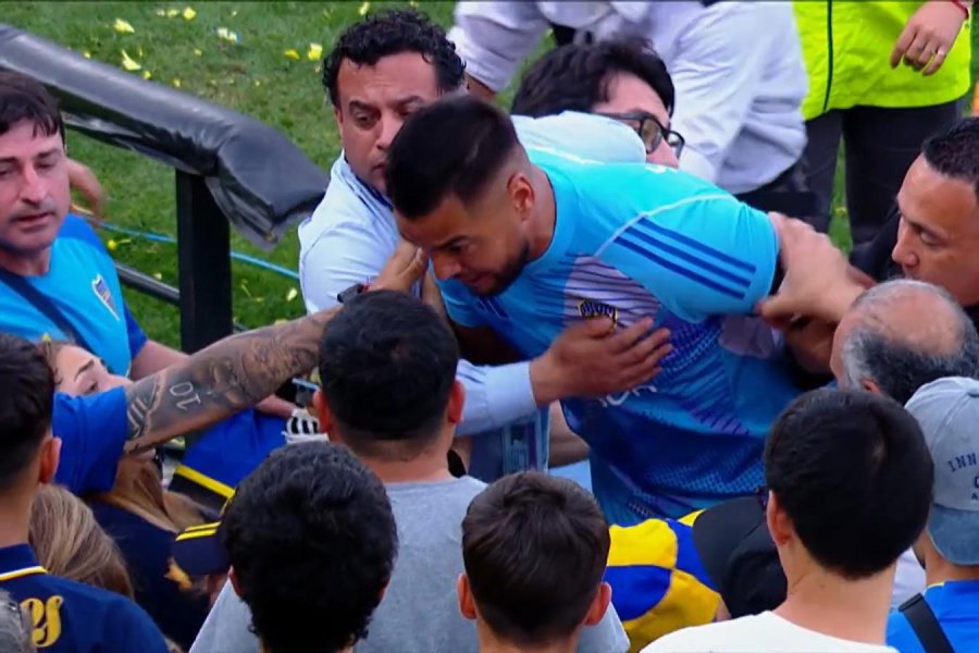Chiquito Romero salt&oacute; a la platea y se pele&oacute; con los hinchas de Boca