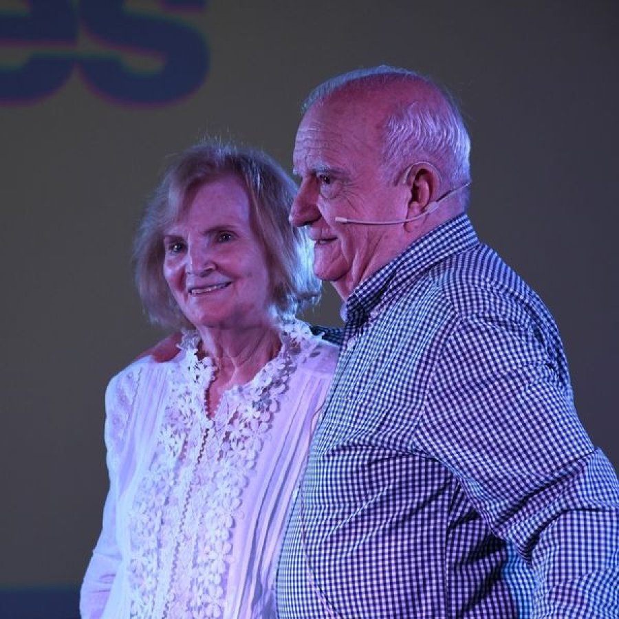 Juan Carlos Lattanzi y su esposa durante la ceremonia.
