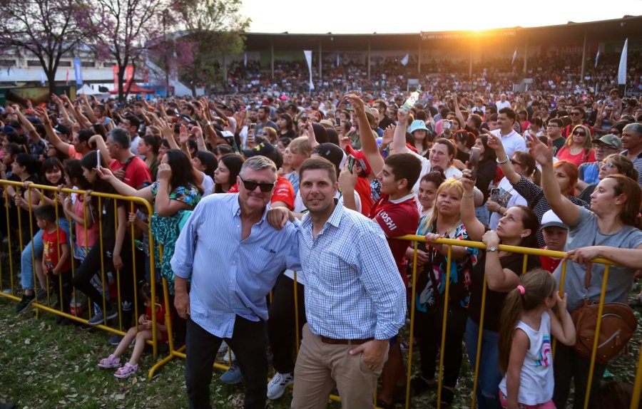 El predio se llen&oacute; de productores, familias y visitantes.