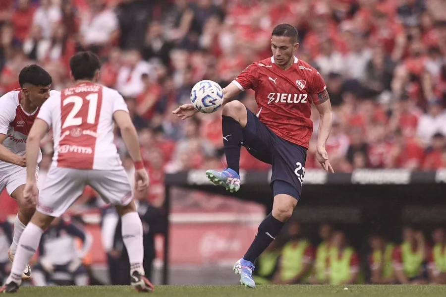 EL ROJO Y ARGENTINOS IGUALARON EN AVELLANEDA