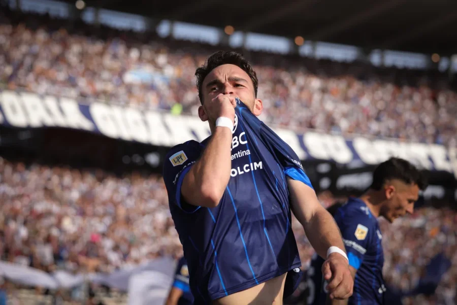 Festejo de Valent&iacute;n Depietri para la T, que super&oacute; 2-0 a la Academia.