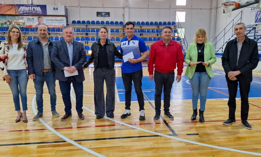 Las autoridades durante uno de los actos de entrega.