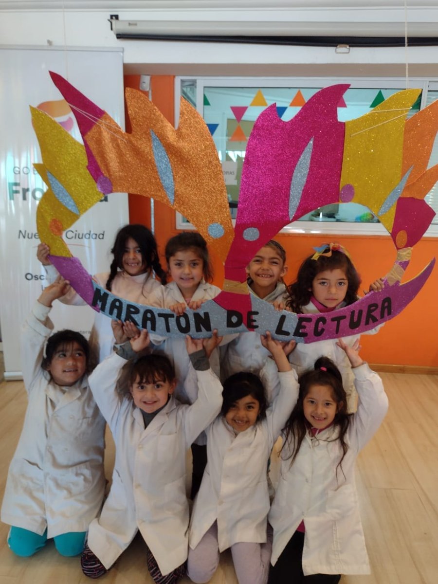 Un grupo de escolares que particip&oacute; en la propuesta cultural.